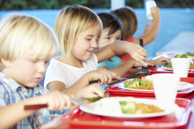 M5S LATISANA: DONATI 130 BUONI MENSA AI BAMBINI DI FAMIGLIE IN DIFFICOLTÀ ECONOMICHE